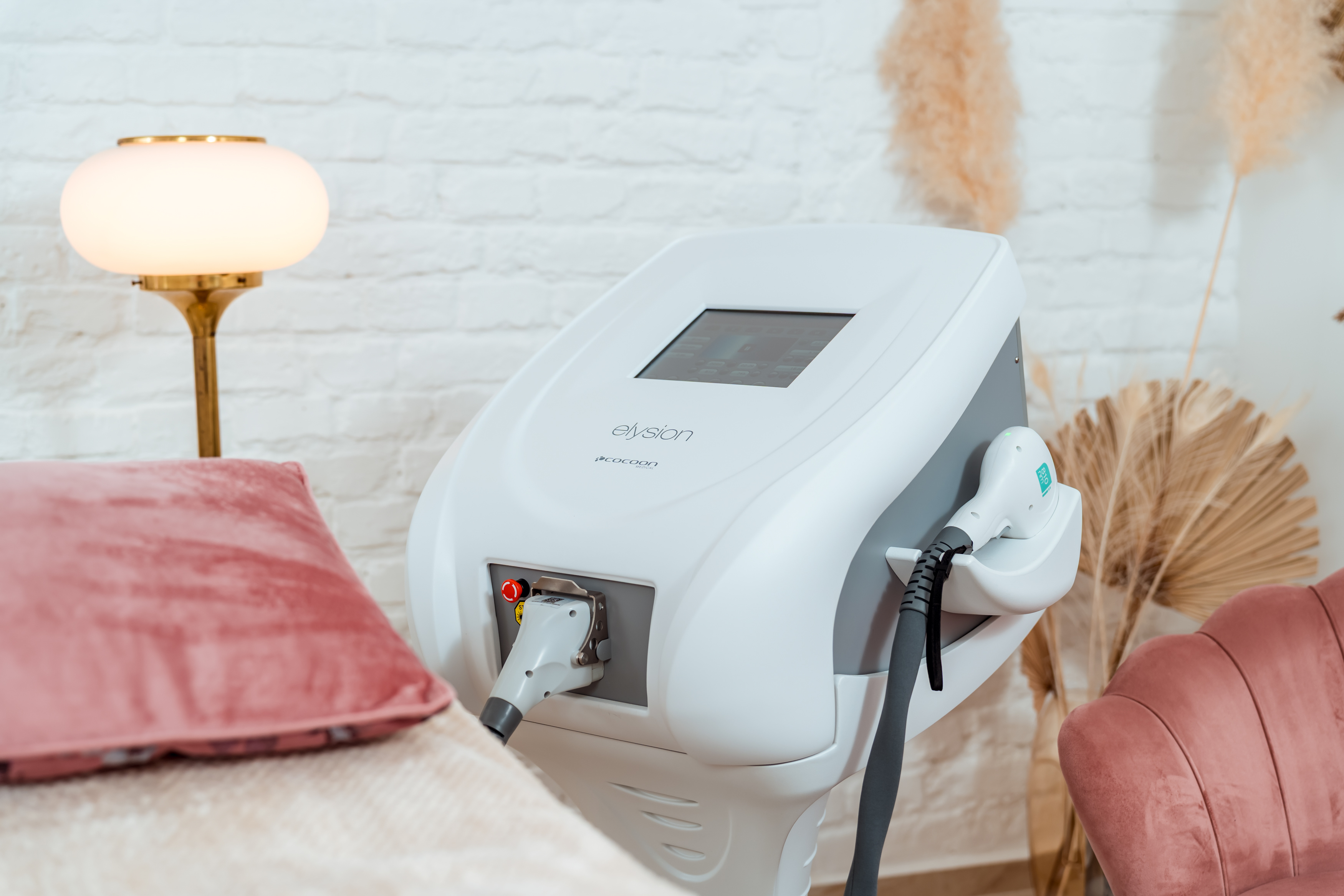 A kép az Elyson Pro szőrtelenítő gépet mutatja szemből.